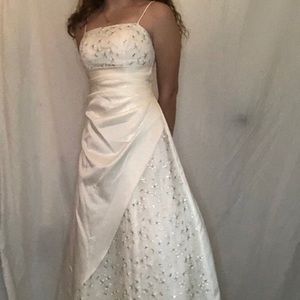 Stunning 'City Triangle' Sleeveless Wedding Dress